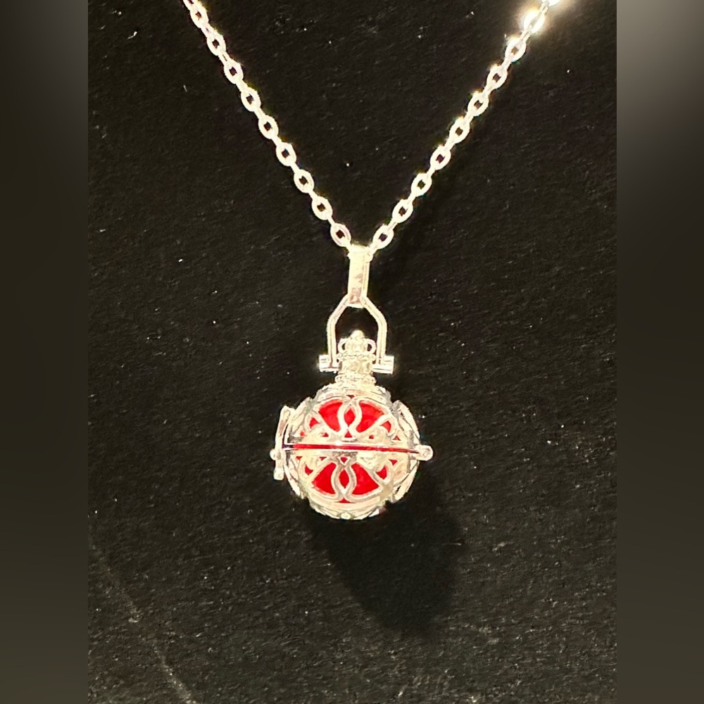 Diffuser sphere locket and chain